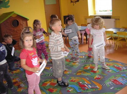 dzieci bawiące się w przedszkolu