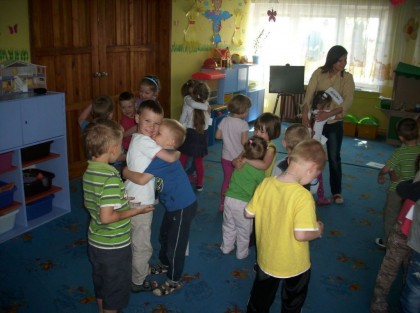 dzieci podczas zabawy w przedszkolu