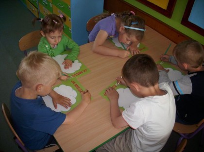 dzieci podczas zabawy przy stoliku w przedszkolu