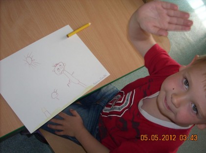 dziecko rysuje obrazek