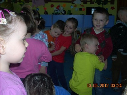 dzieci podczas zabawy w przedszkolu