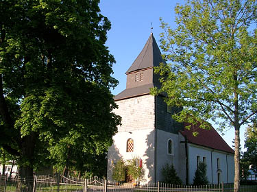 Zdjęcie przedstawiające Kościół p.w. Matki Boskiej Częstochowskiej wraz z otoczeniem w Łupawie