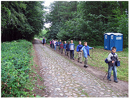 Zdjęcie przedstawiające ścieżkę rekreacyjną Szlakiem dziedzictwa kulturowego Gminy Potęgowo oraz dzieci z kijkami do Nordic Walking 