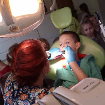 Dzieci z zerówki z wizytą w gabinecie stomatologicznym
