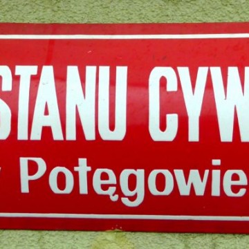 tablica z nazwą urzędu stanu cywilnego w Potęgowie 