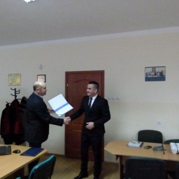 Zdjęcie numer 1 przedstawiające odebranie przez Wójta Gminy Potęgowo Certyfikatu Bezpieczny Urząd oraz Certyfikatu Legalności Oprogramowania