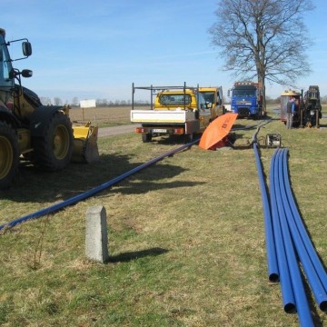 koparka i maszyny budowlane podczas przygotowania do budowy wodociągu