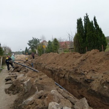 robotnicy przy rowie podczas przebudowy sieci wodociągowej przy ulicy Darżyńskiej w Potęgowie