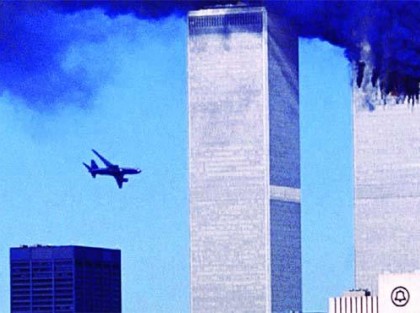 samolot lecący na wieżę WTC podczas ataku z 11 września