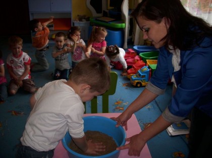 wychowawczyni w przedszkolu bawi się z maluchami 