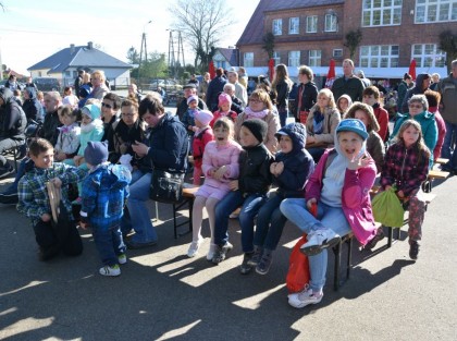 dzieci obserwują występy na scenie podczas festynu