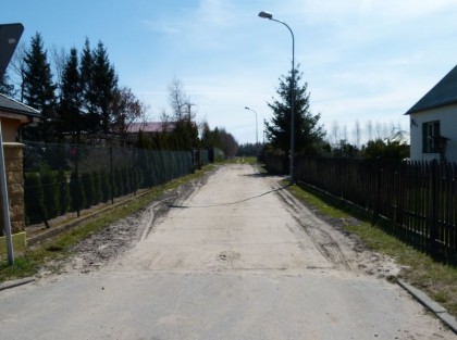 droga asfaltowa pomiędzy domami jednorodzinnymi
