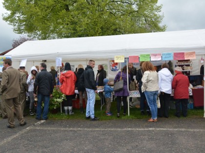 ludzie odwiedzający stragany na pikniku