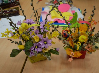 kwiaty w koszykach stworzone na warsztatach wielkanocnych