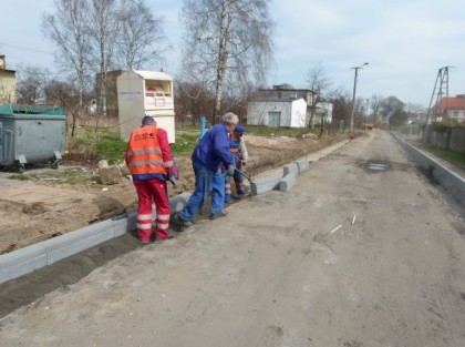 Zdjęcie przedstawiające pracowników firmy budowlanej układających krawężniki przy ulicy Pocztowej