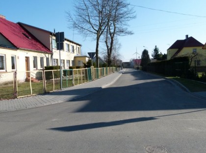 Zdjęcie widoku ulicy po modernizacji z innego ujęcia