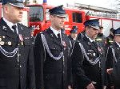 strażacy w galowych mundurach