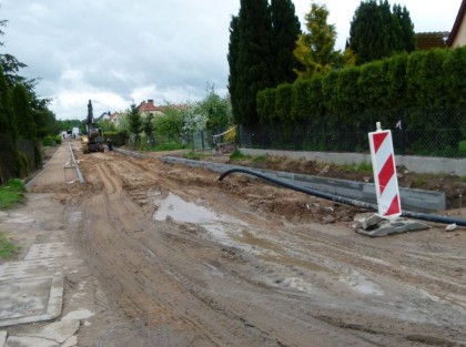 stara droga z dziurawą nawierzchnią