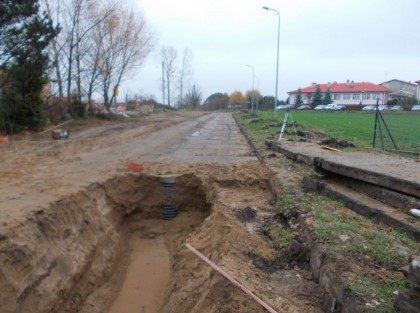 rów w ulicy podczas przebudowy drogi