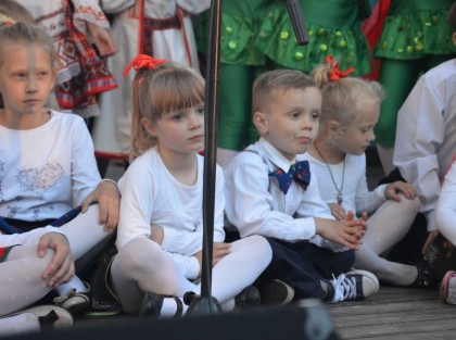 małe dzieci podczas uroczystości