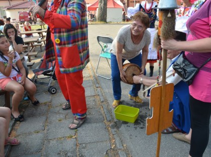 dzieci oraz dorośli podczas zabawy na festynie