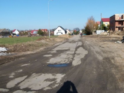 zdjęcie starej drogi z płyt betonowych przed przebudową