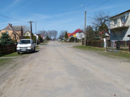 droga o nawierzchni asfaltowej w bliskim sąsiedztwie domy mieszkalne
